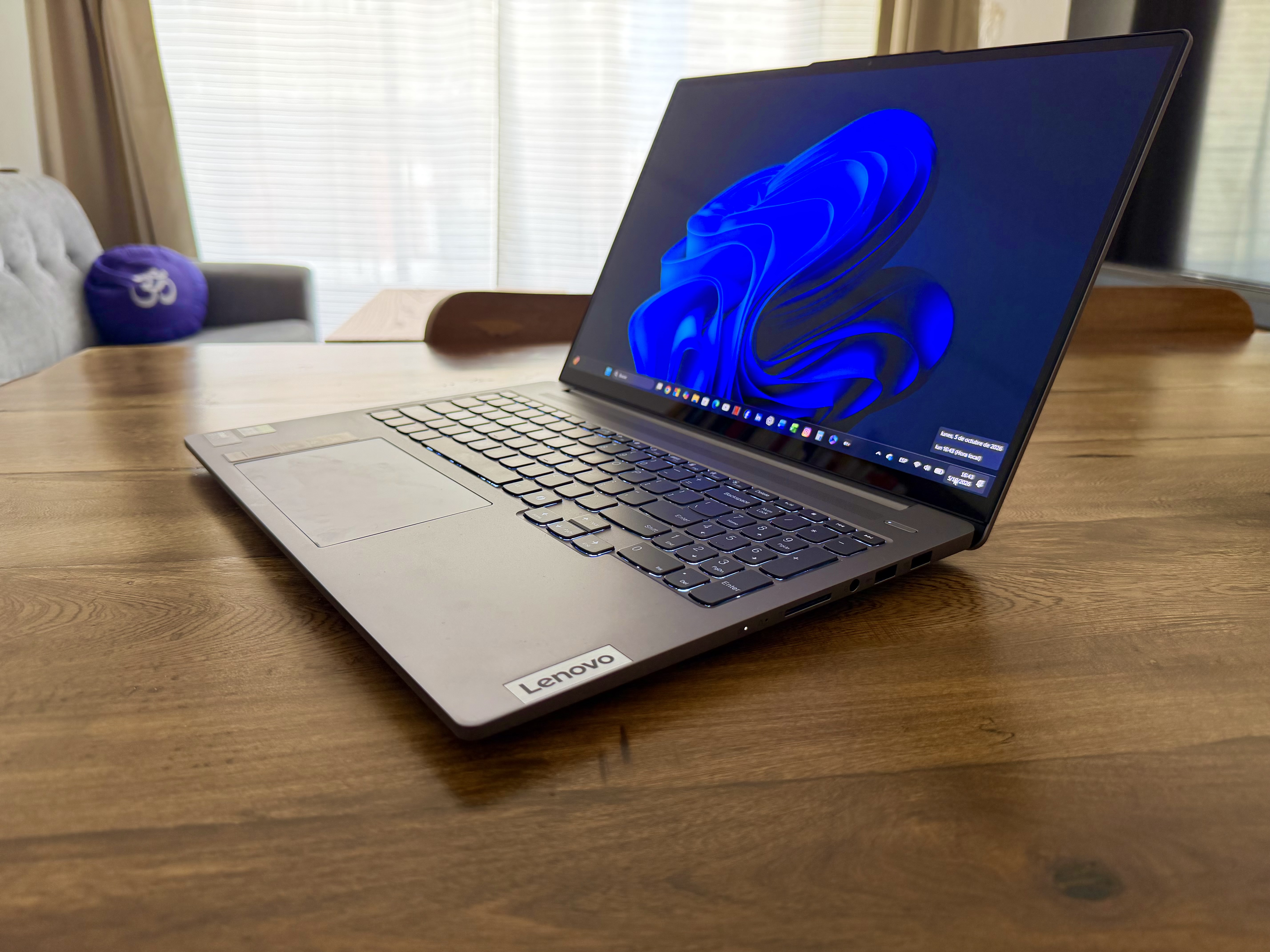 Lenovo IdeaPad Pro 5 OLED 16”.  Core i9 Ultra RTX 